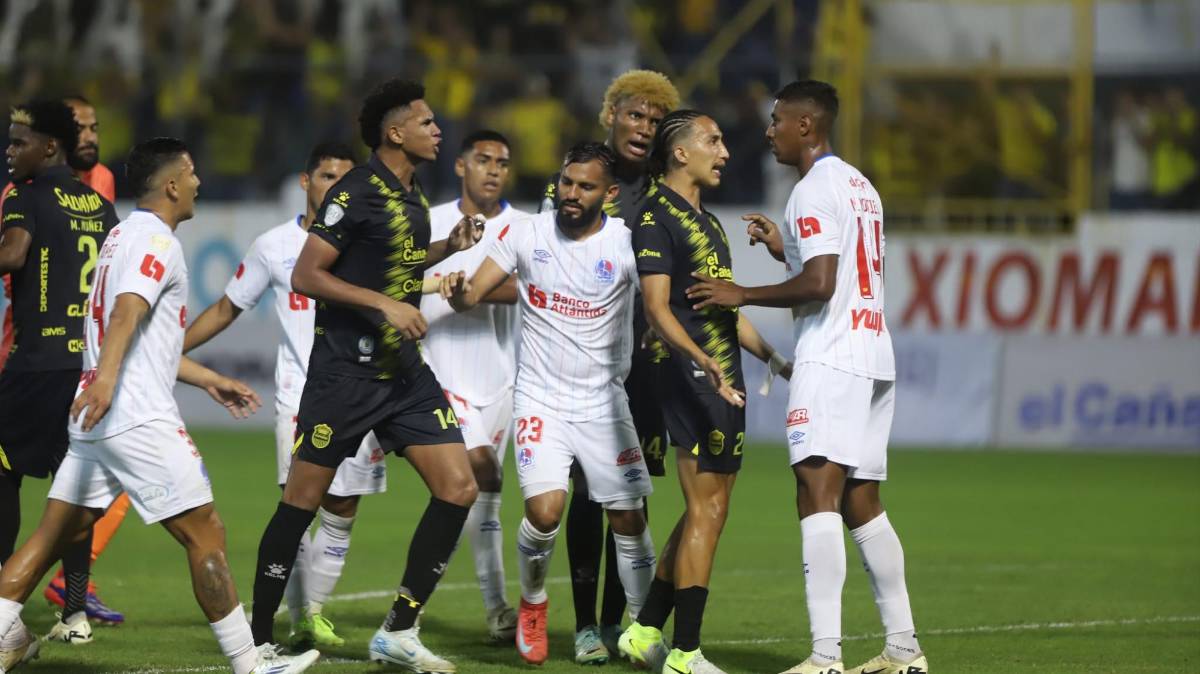 ¡Bronca en el clásico! Buba López estuvo incontrolable y el juego Real España vs Olimpia tuvo su nota negativa