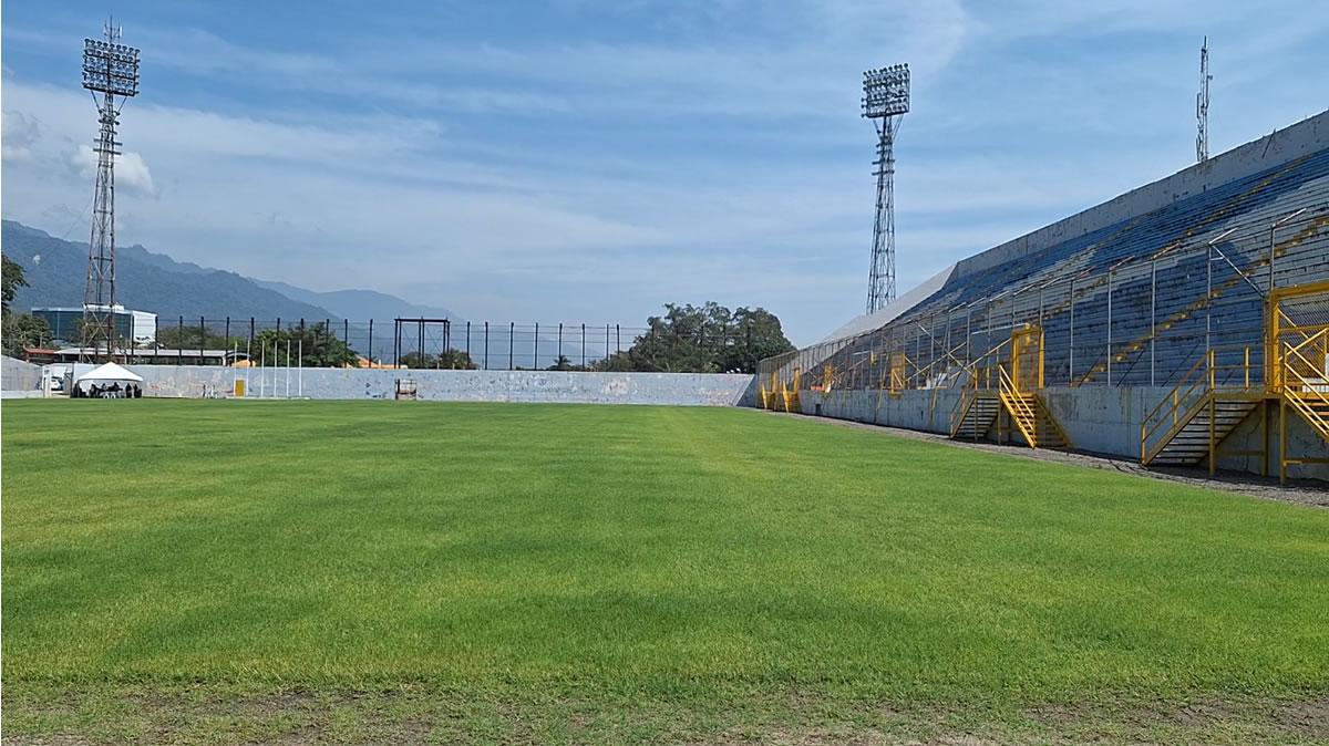 Estadio Morazán, en malas condiciones tras millonaria inversión: así de deteriorada luce la nueva cancha