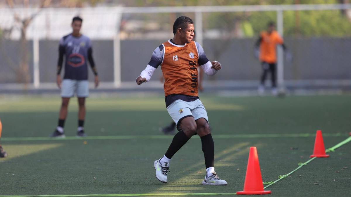 FOTOS: Carlo Costly se rehusa al retiro y así vive sus días como futbolista de Lone FC a sus 41 años de edad