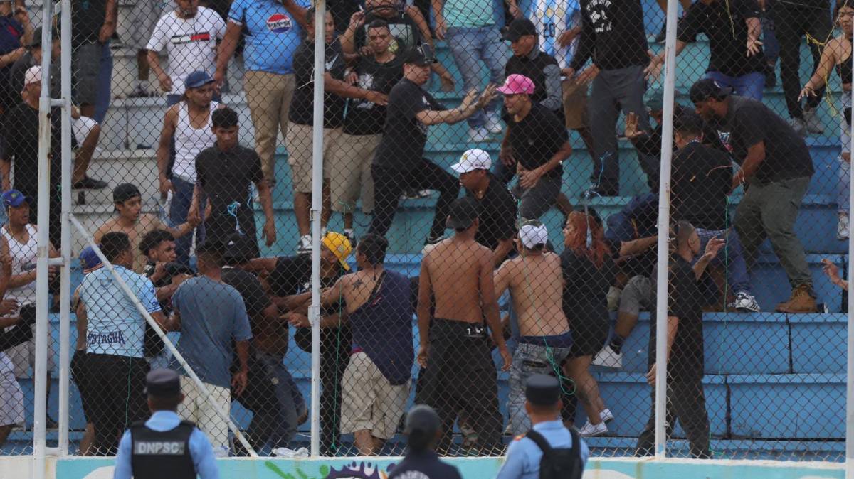 ¿Qué sucedió? Barristas del Motagua se pelean entre ellos en pleno clásico contra Olimpia en el Nacional