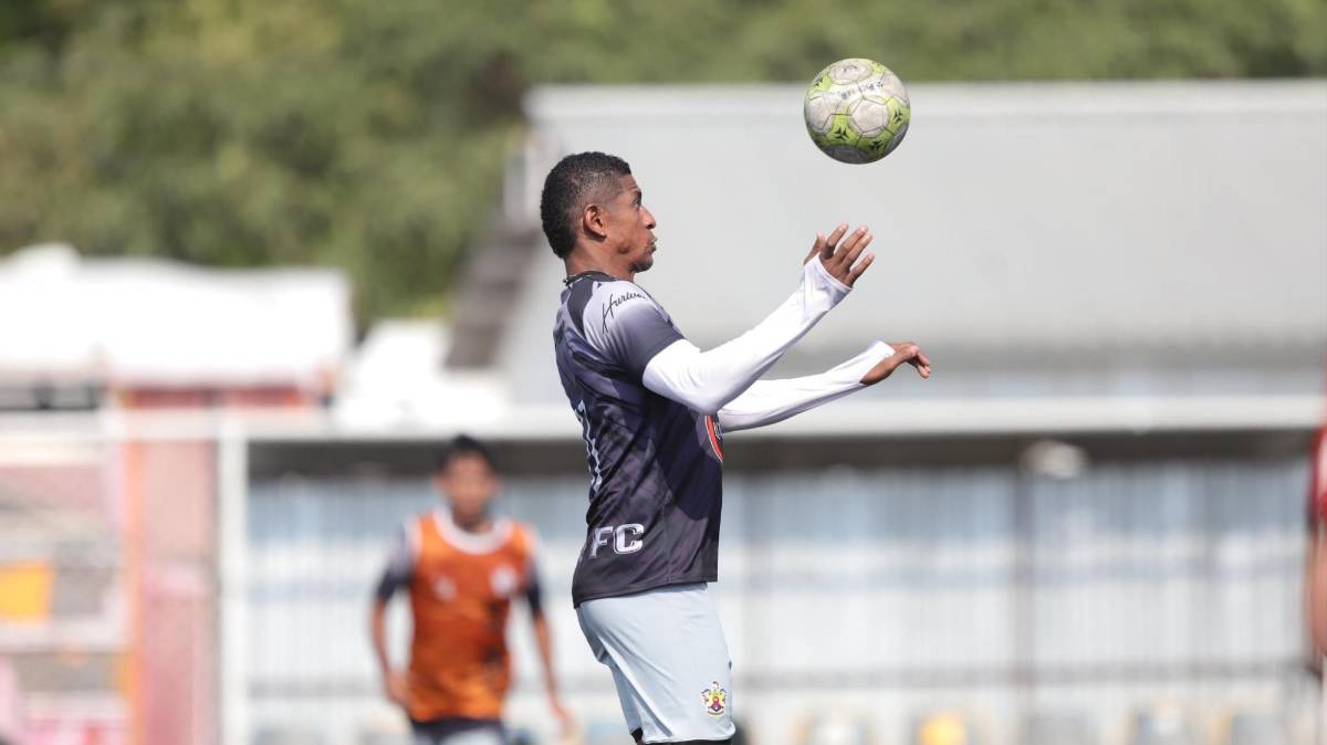 FOTOS: Carlo Costly se rehusa al retiro y así vive sus días como futbolista de Lone FC a sus 41 años de edad
