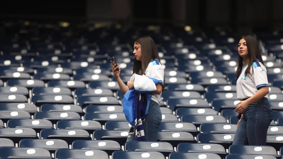 Bellas chicas y entusiasmo: aficionados de Honduras ponen a vibrar el NRG Stadium por la Copa Oro 2023