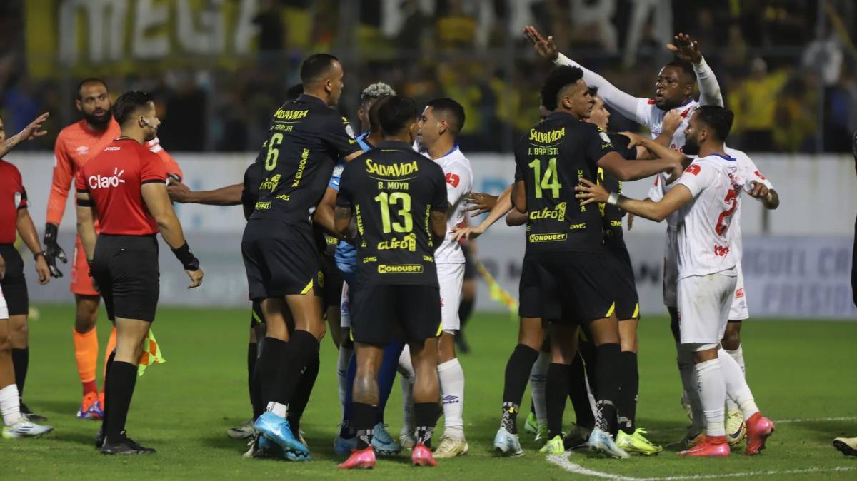 ¡Bronca en el clásico! Buba López estuvo incontrolable y el juego Real España vs Olimpia tuvo su nota negativa