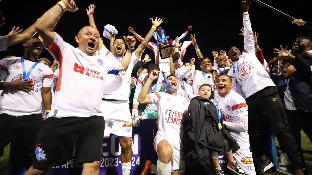 FOTOS: El que se robó el show en el festejo de Olimpia, el beso de Beckeles, legionarios presentes e invasión de cancha