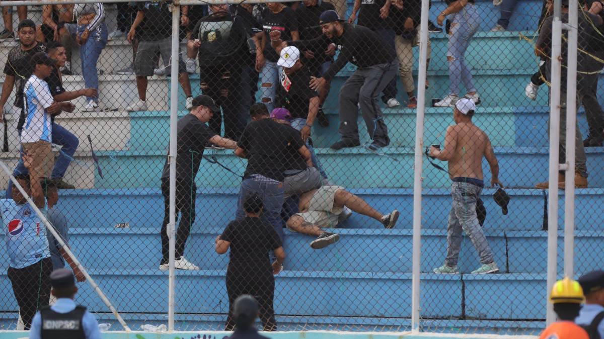 ¿Qué sucedió? Barristas del Motagua se pelean entre ellos en pleno clásico contra Olimpia en el Nacional