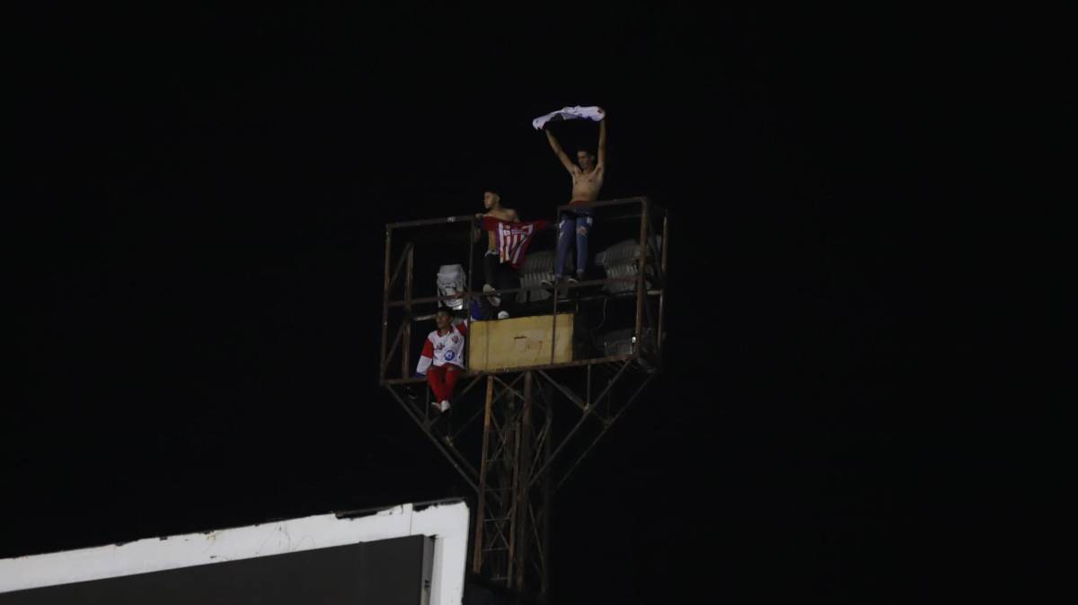 Los locos que se colaron a ver la final en el Nacional, el tremendo llenazo de Olimpia y tristeza de Marathón; invitado especial