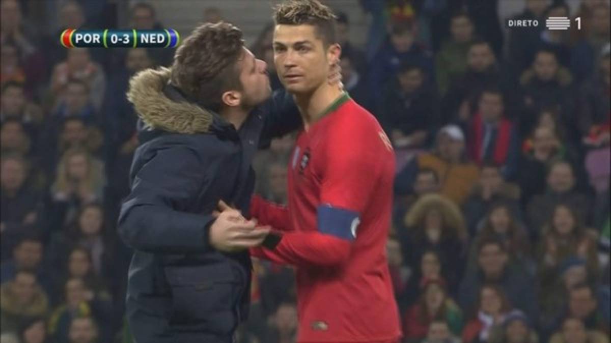 LOCURA: Boxers y hasta besitos para Cristiano Ronaldo en la derrota contra Holanda