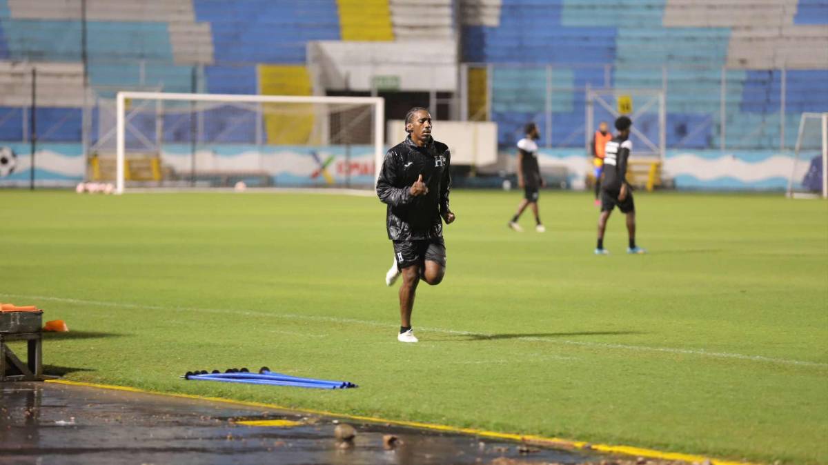 Nuevas caras y bajo una fuerte lluvia: Así fue el entrenamiento de la Selección de Honduras en el estadio Nacional