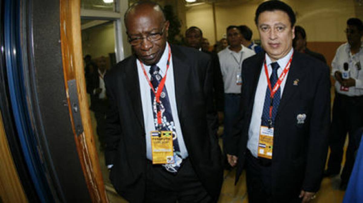 A Alfredo Hawit le prohíben hablar sobre Warner