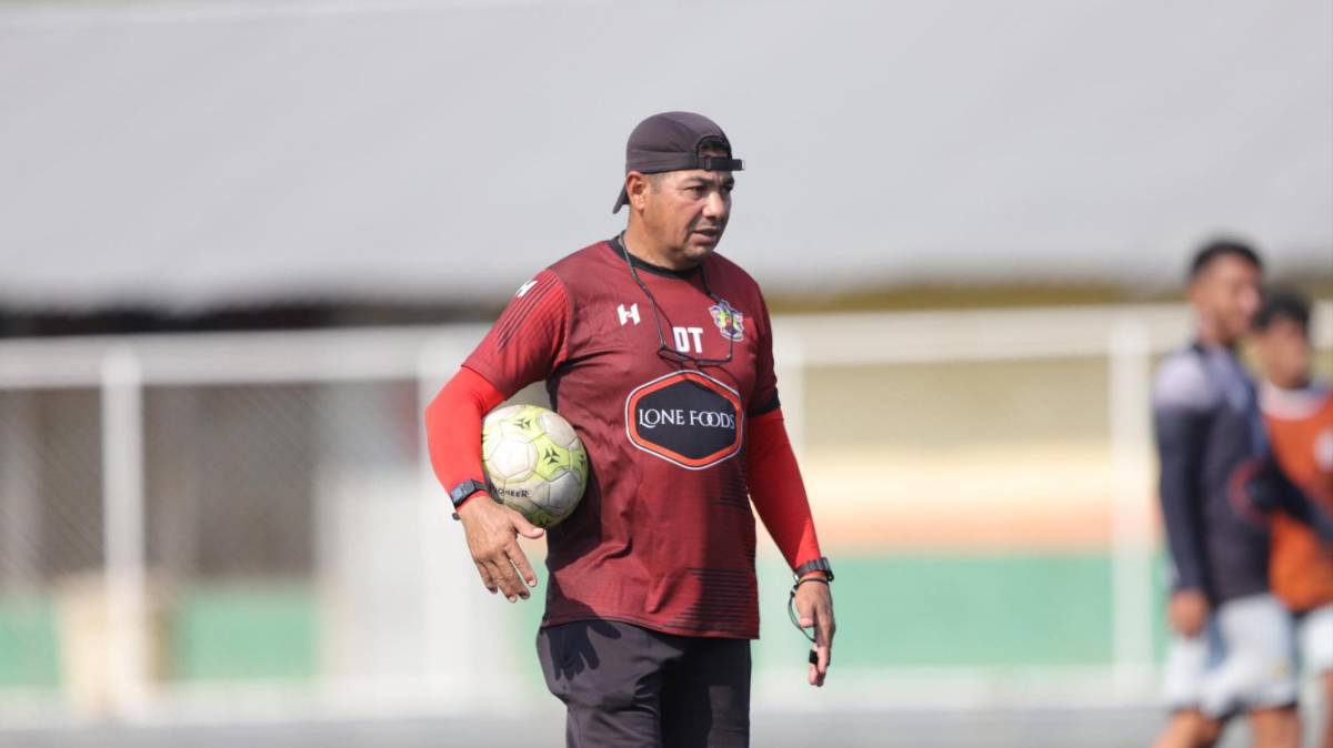 FOTOS: Carlo Costly se rehusa al retiro y así vive sus días como futbolista de Lone FC a sus 41 años de edad