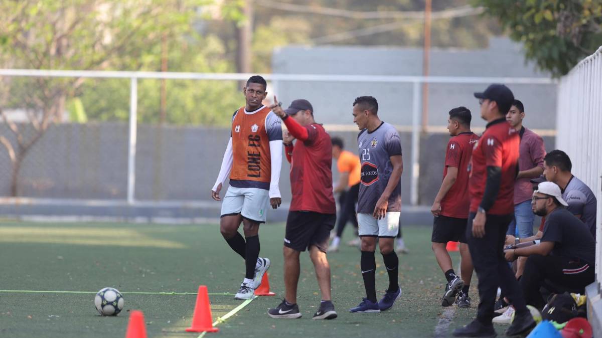 FOTOS: Carlo Costly se rehusa al retiro y así vive sus días como futbolista de Lone FC a sus 41 años de edad