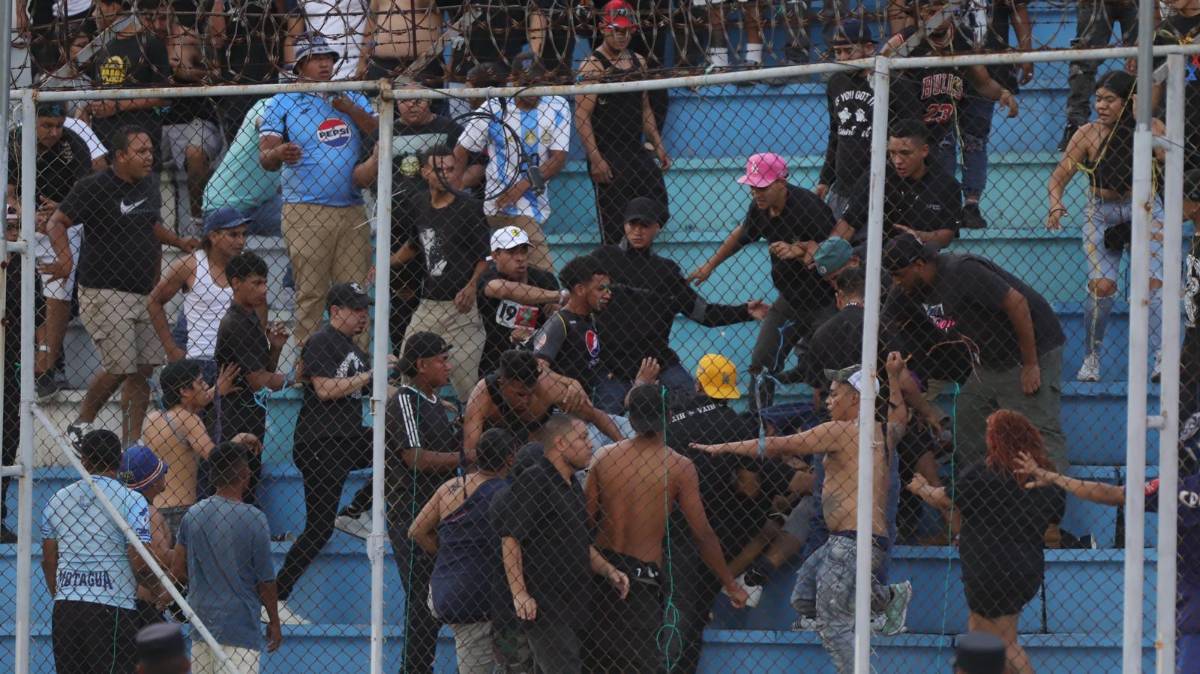¿Qué sucedió? Barristas del Motagua se pelean entre ellos en pleno clásico contra Olimpia en el Nacional