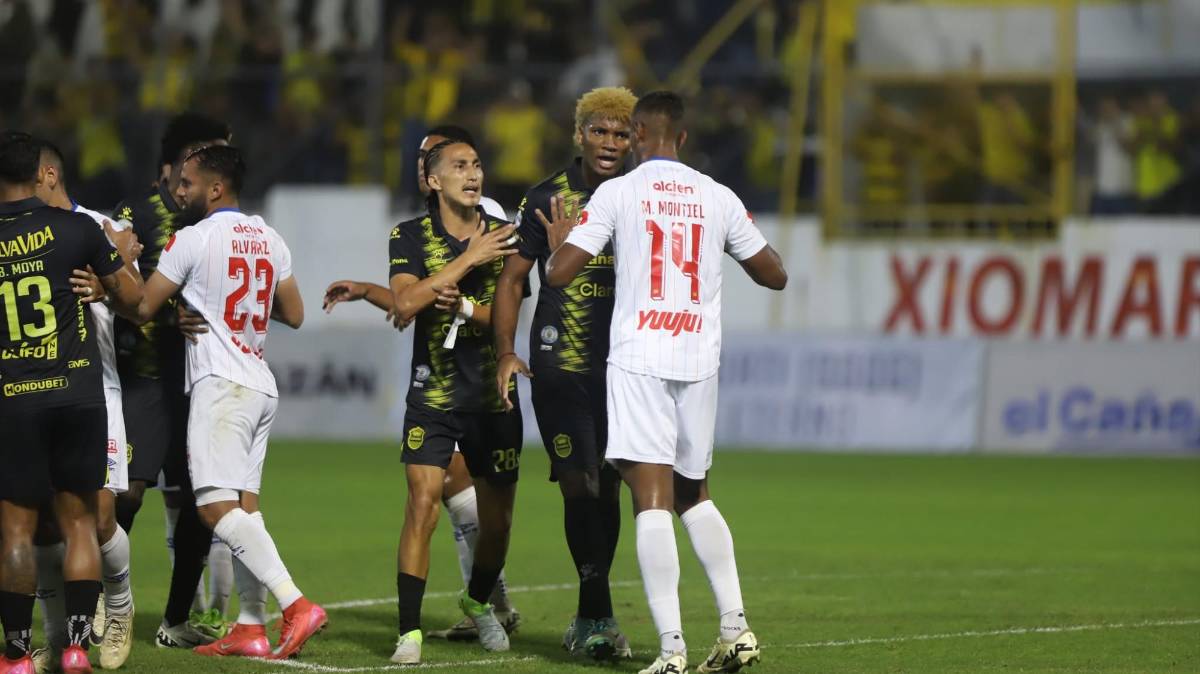 ¡Bronca en el clásico! Buba López estuvo incontrolable y el juego Real España vs Olimpia tuvo su nota negativa