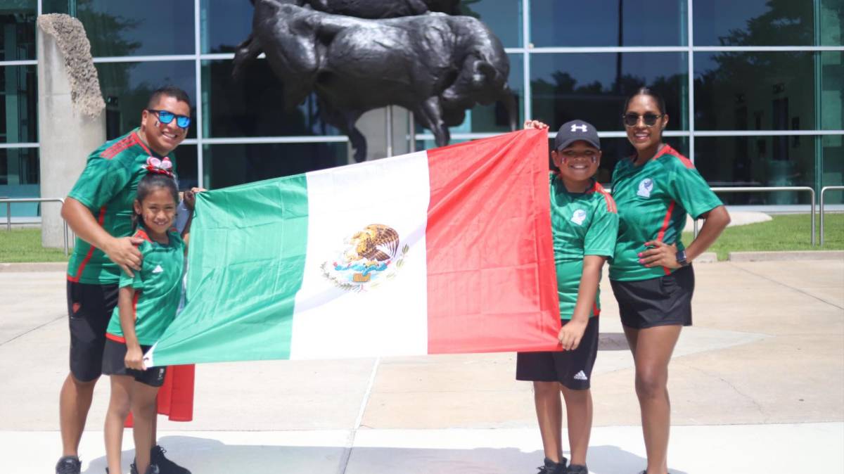 Bellas chicas y entusiasmo: aficionados de Honduras ponen a vibrar el NRG Stadium por la Copa Oro 2023