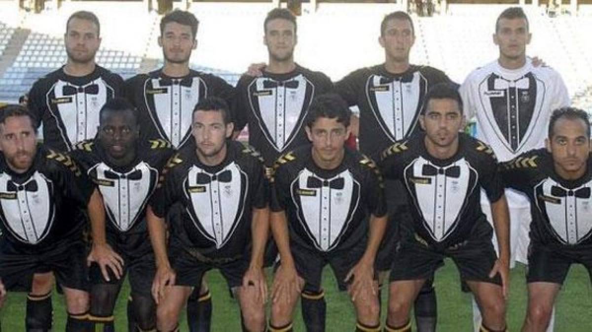 Los uniformes más polémicos en el mundo del fútbol, como el nuevo de España