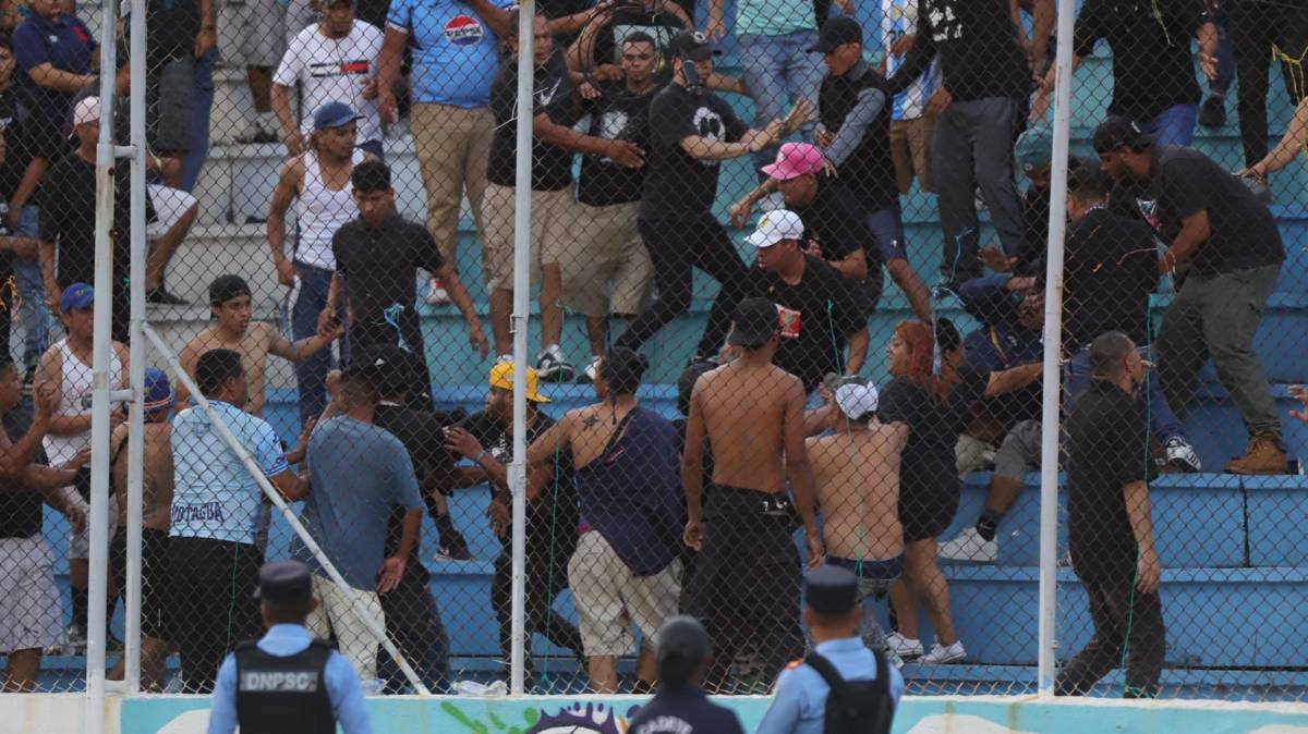 ¿Qué sucedió? Barristas del Motagua se pelean entre ellos en pleno clásico contra Olimpia en el Nacional
