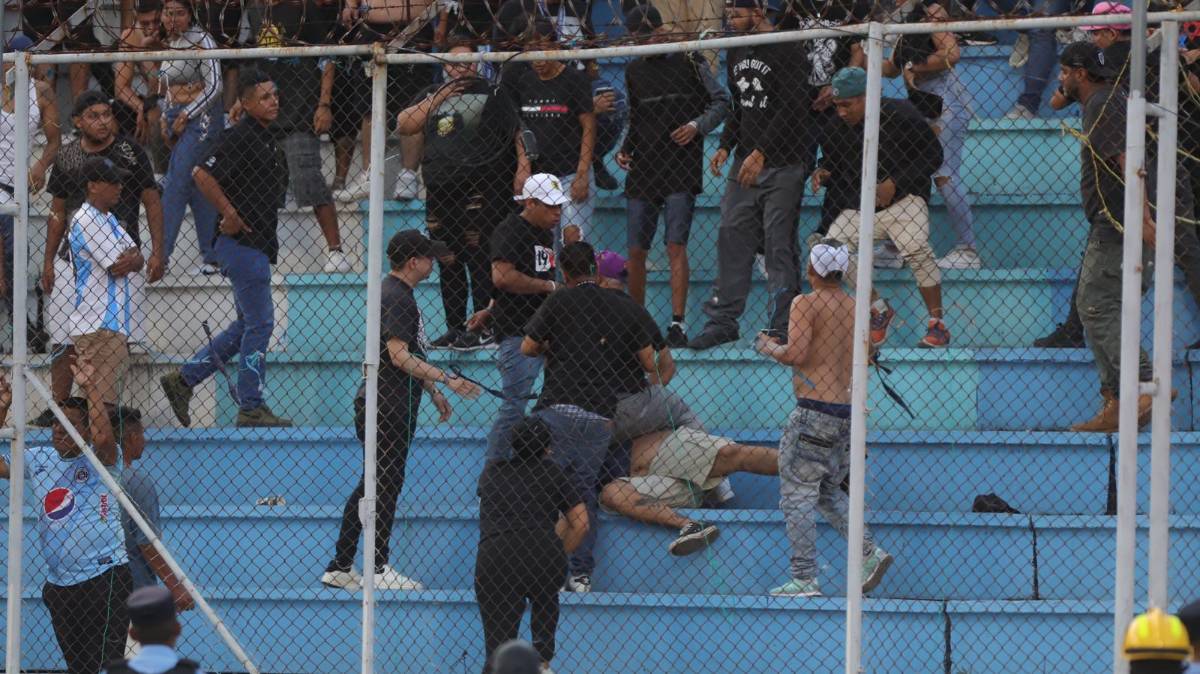 ¿Qué sucedió? Barristas del Motagua se pelean entre ellos en pleno clásico contra Olimpia en el Nacional