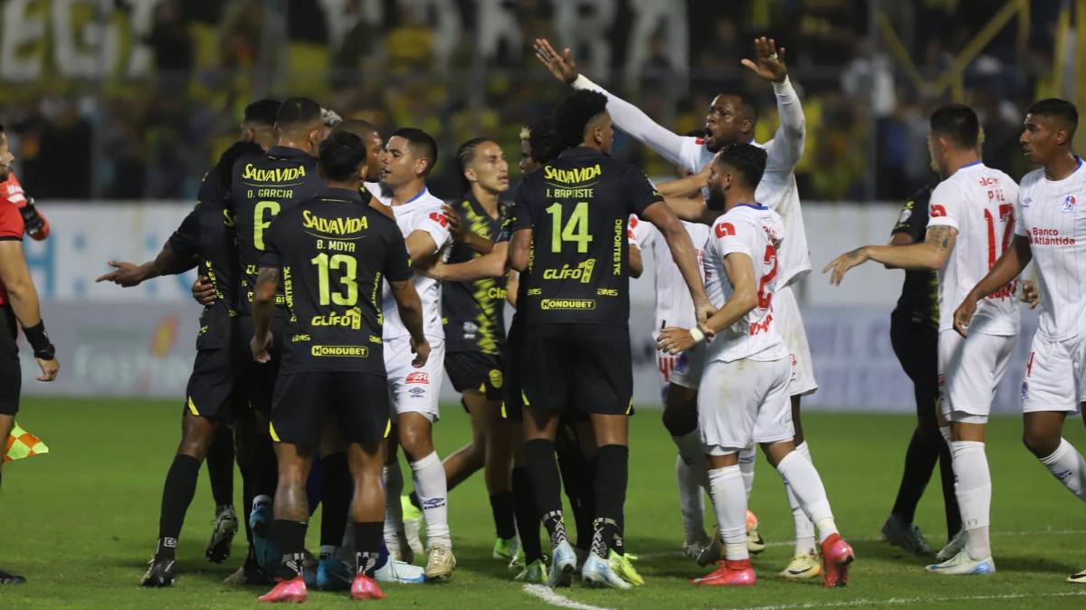 ¡Bronca en el clásico! Buba López estuvo incontrolable y el juego Real España vs Olimpia tuvo su nota negativa