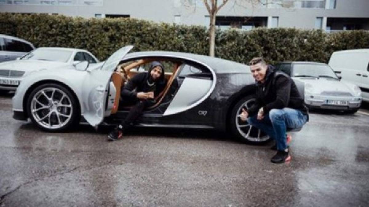 Georgina Rodríguez posó en el lujoso Bugatti de Cristiano Ronaldo y le hizo una divertida broma