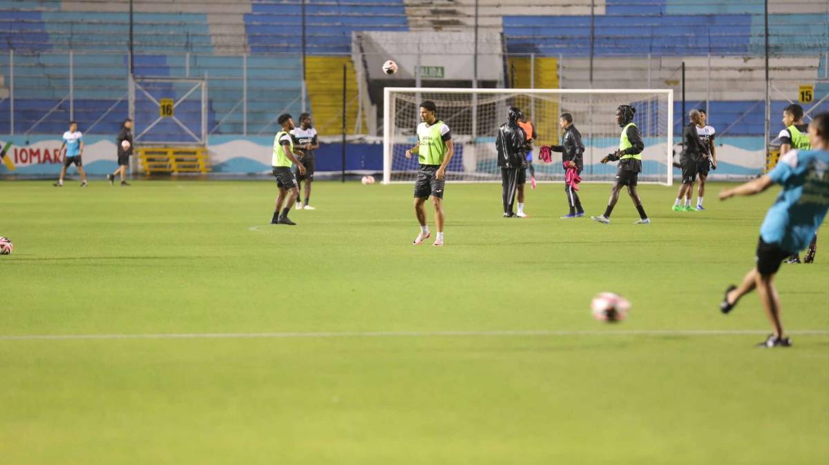 Nuevas caras y bajo una fuerte lluvia: Así fue el entrenamiento de la Selección de Honduras en el estadio Nacional