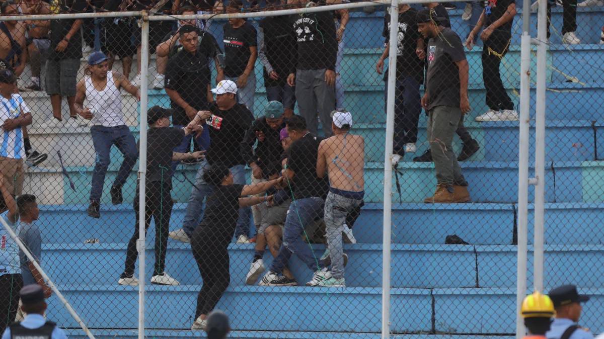 ¿Qué sucedió? Barristas del Motagua se pelean entre ellos en pleno clásico contra Olimpia en el Nacional