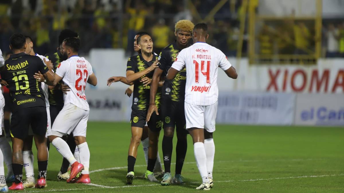 ¡Bronca en el clásico! Buba López estuvo incontrolable y el juego Real España vs Olimpia tuvo su nota negativa