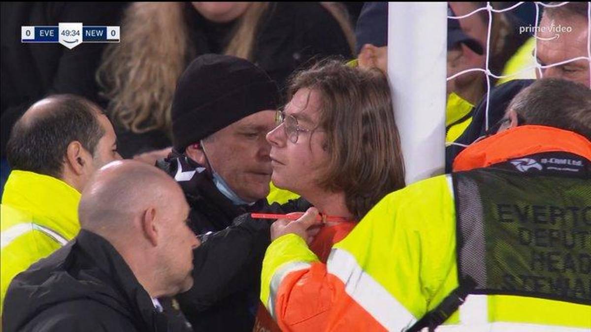 Nunca se vio esto en la Premier League: aficionado salta al campo y se amarra a una de las porterías para detener el Everton-Newcastle