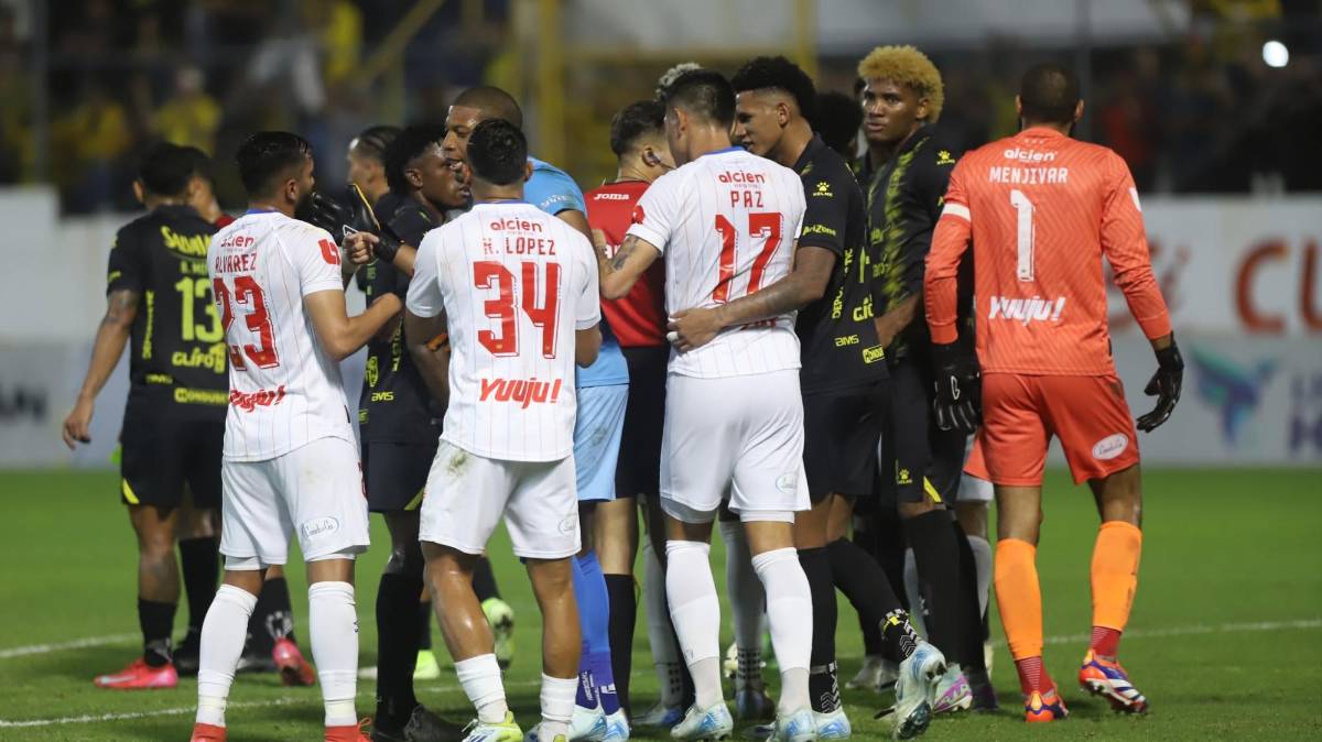 ¡Bronca en el clásico! Buba López estuvo incontrolable y el juego Real España vs Olimpia tuvo su nota negativa