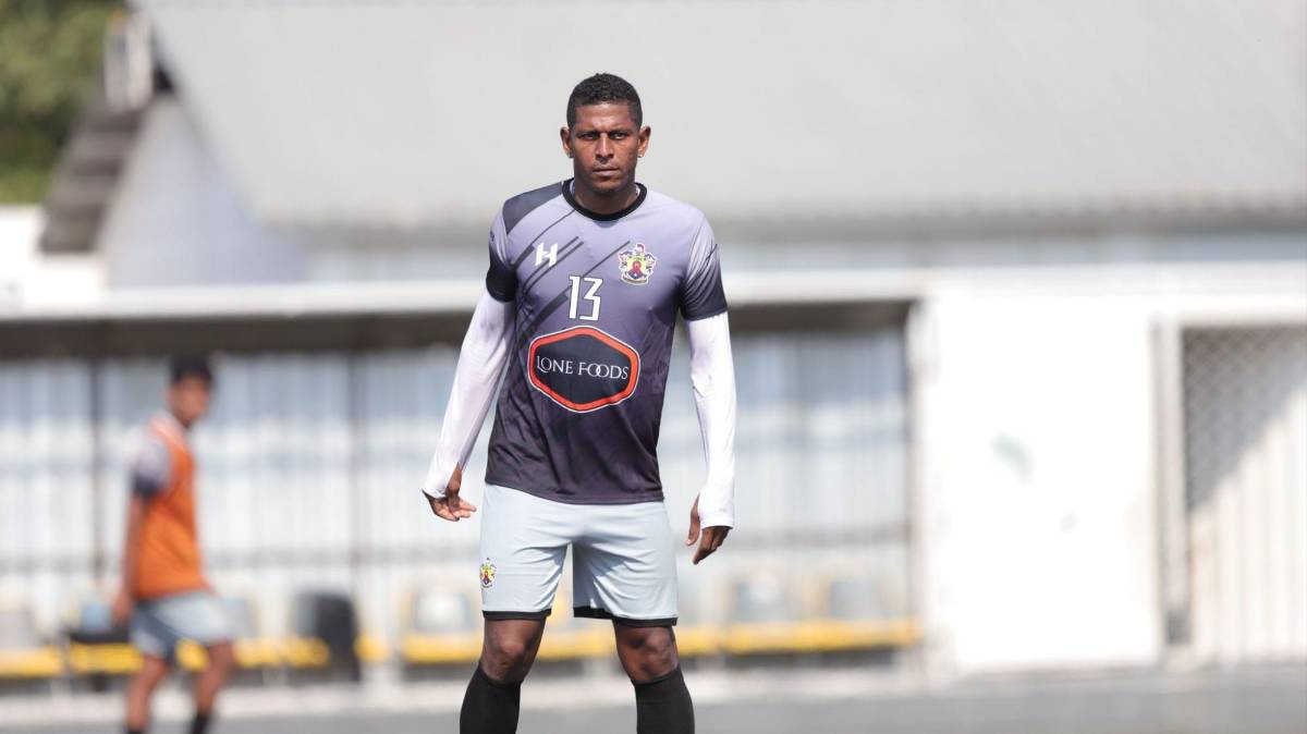 FOTOS: Carlo Costly se rehusa al retiro y así vive sus días como futbolista de Lone FC a sus 41 años de edad