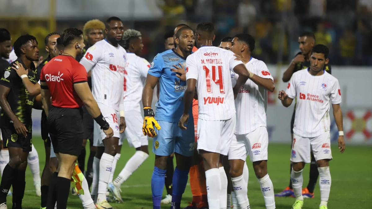 ¡Bronca en el clásico! Buba López estuvo incontrolable y el juego Real España vs Olimpia tuvo su nota negativa