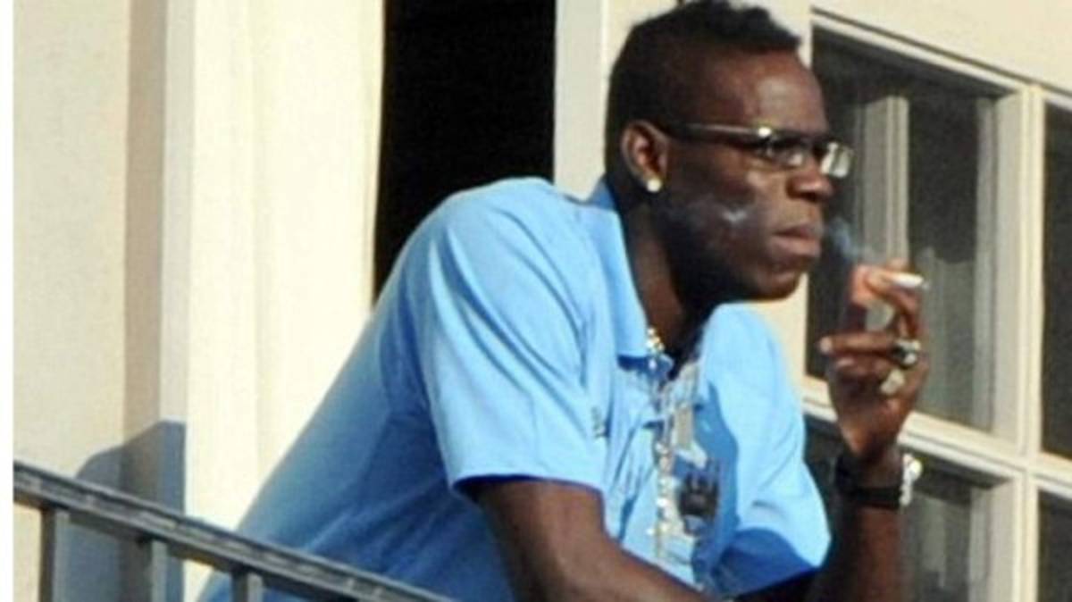 ¡Descuidados! Así han sido capturados estos famosos futbolistas mientras fumaban