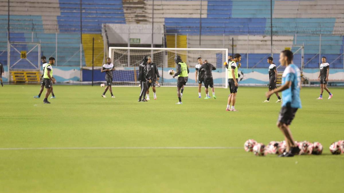 Nuevas caras y bajo una fuerte lluvia: Así fue el entrenamiento de la Selección de Honduras en el estadio Nacional