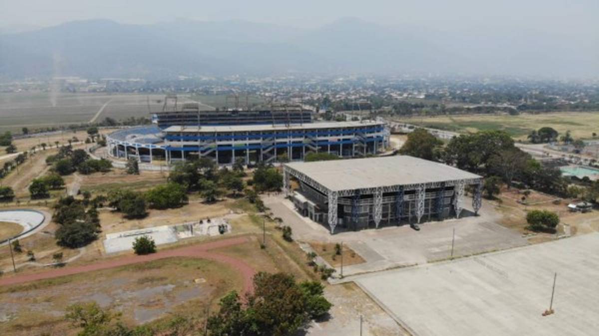 Así se ve el estadio Olímpico con los contenedores fríos para albergar cadáveres por coronavirus