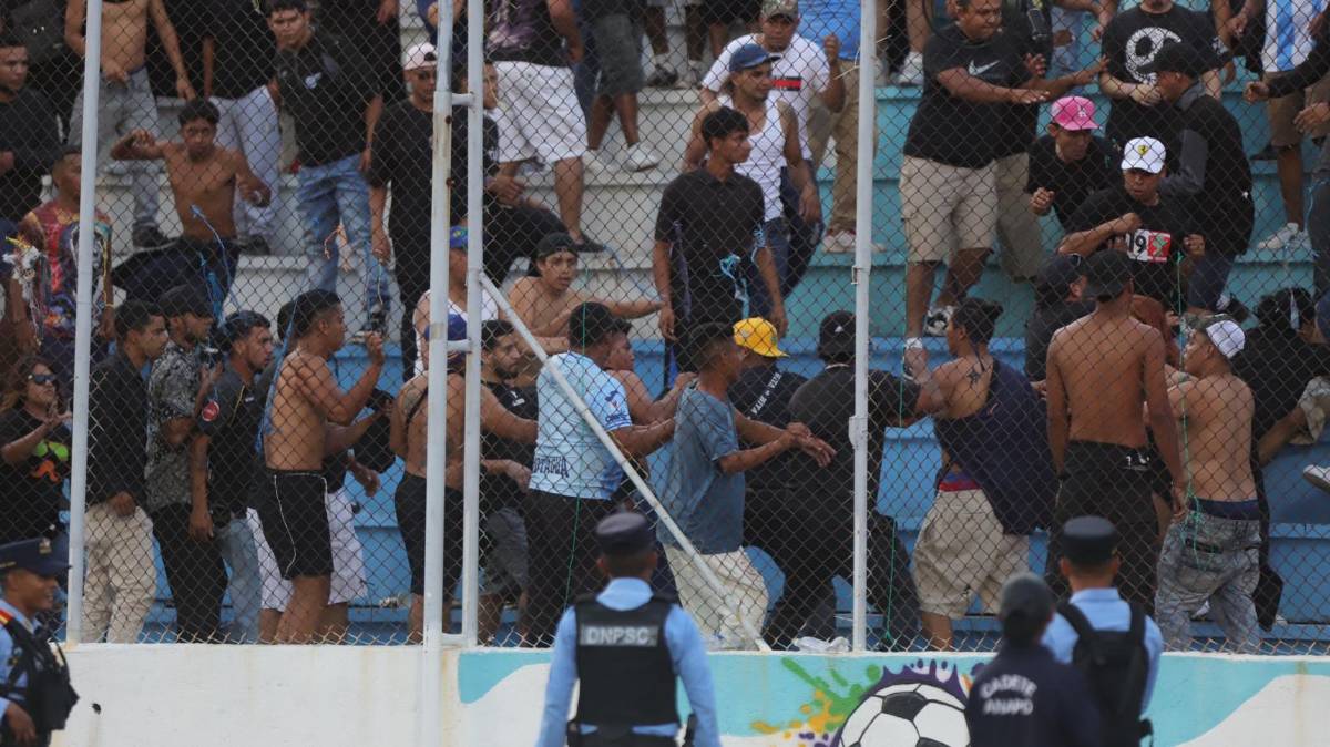¿Qué sucedió? Barristas del Motagua se pelean entre ellos en pleno clásico contra Olimpia en el Nacional