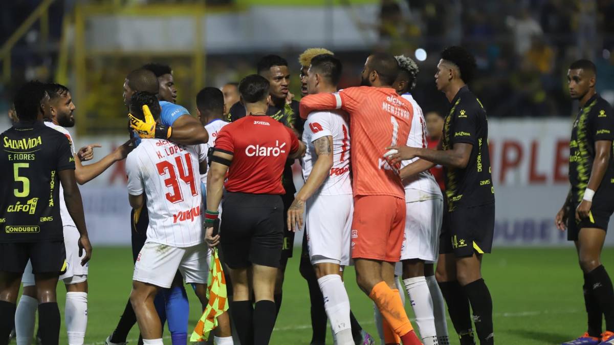 ¡Bronca en el clásico! Buba López estuvo incontrolable y el juego Real España vs Olimpia tuvo su nota negativa