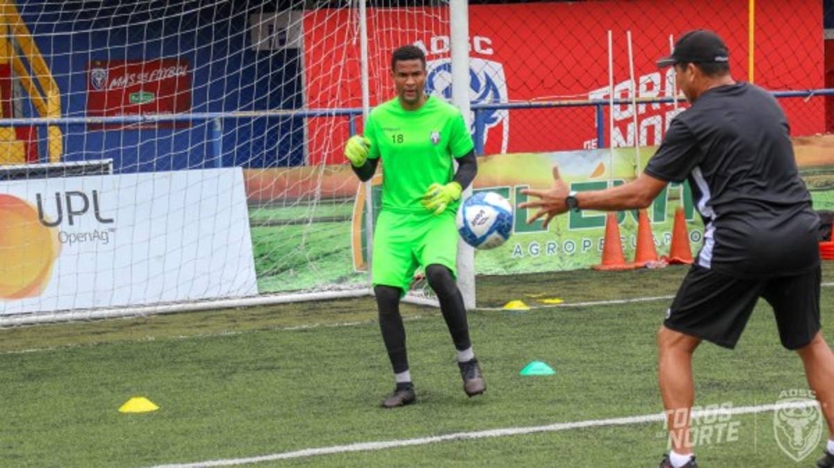 Con mascarilla y guardando distancia; así volvieron a las prácticas los clubes en Costa Rica