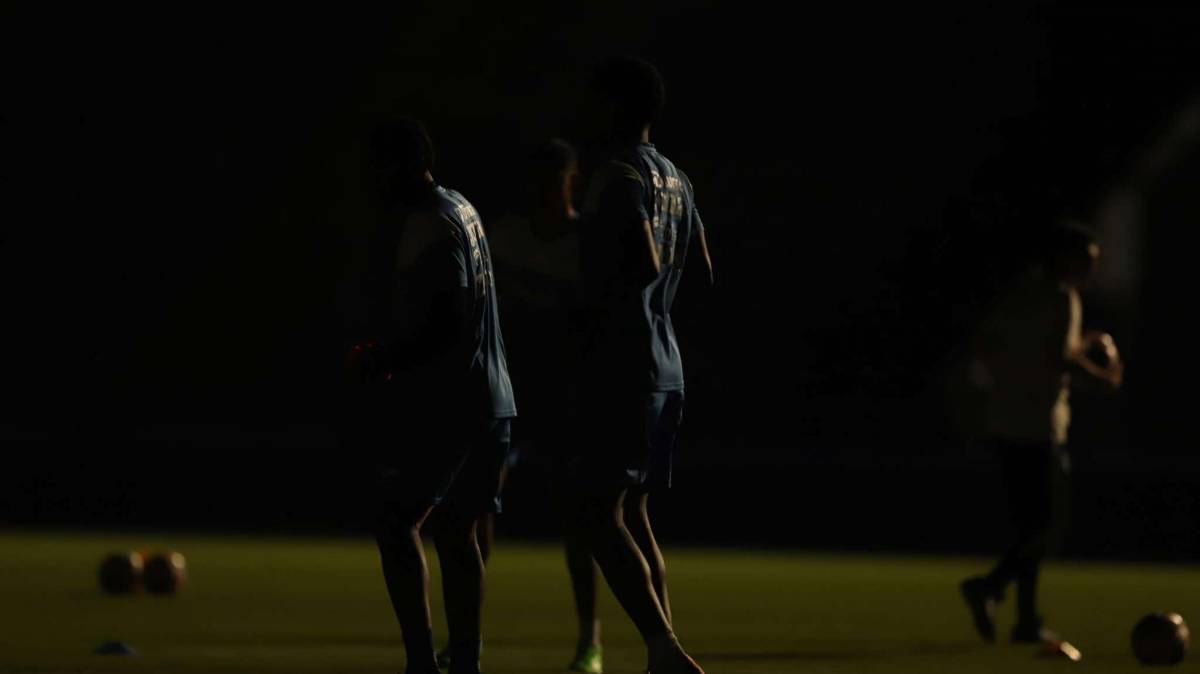A “oscuras” entrenó la Selección de Honduras, Palma calienta motores y la charla de Rueda con el portero titular