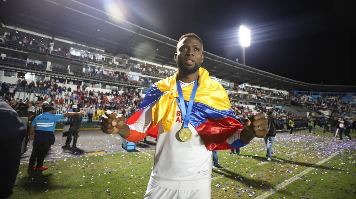 FOTOS: El que se robó el show en el festejo de Olimpia, el beso de Beckeles, legionarios presentes e invasión de cancha