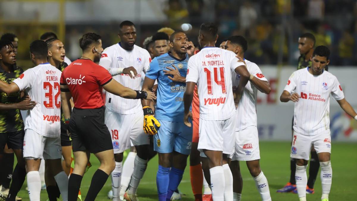¡Bronca en el clásico! Buba López estuvo incontrolable y el juego Real España vs Olimpia tuvo su nota negativa