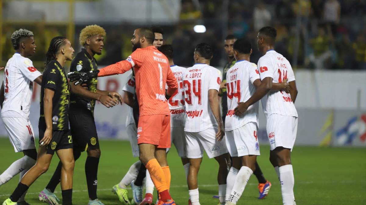 ¡Bronca en el clásico! Buba López estuvo incontrolable y el juego Real España vs Olimpia tuvo su nota negativa