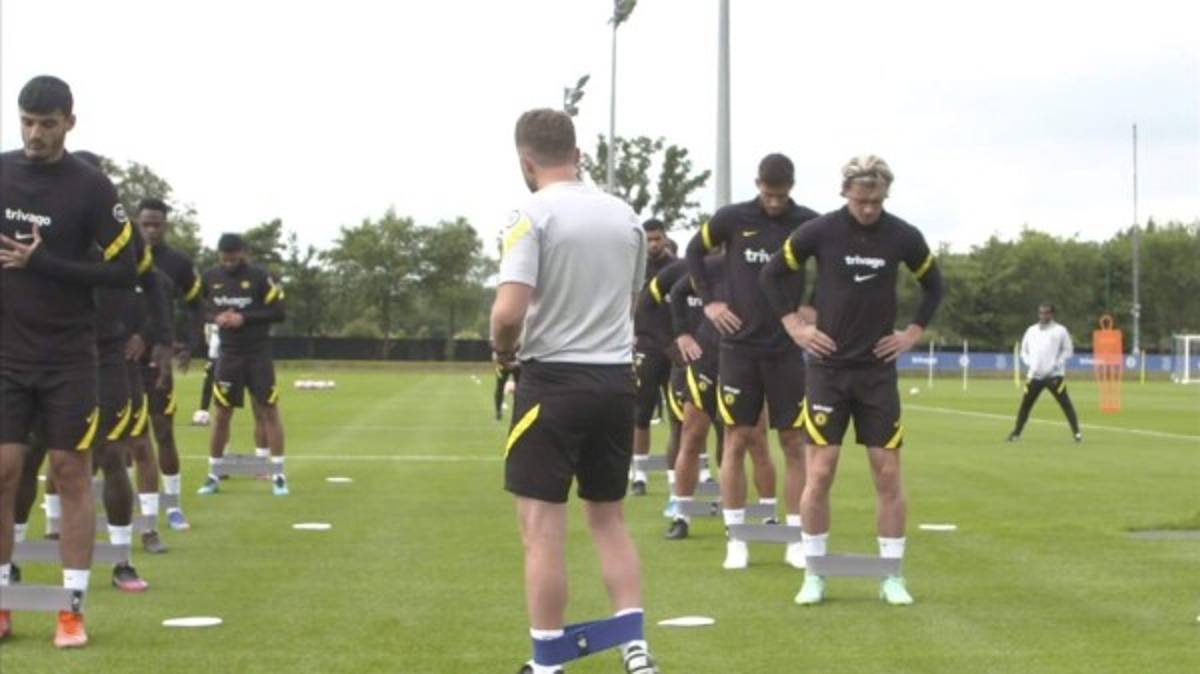 Bajo el agua, con perros y nuevo look: Así entrenan Memphis Depay y Haaland para la nueva temporada