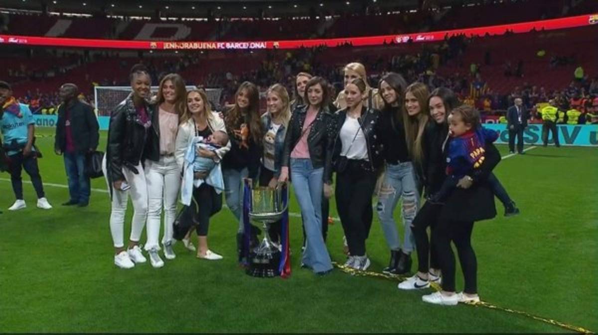 En fotos: Así celebraron las esposas e hijos de los jugadores del Barcelona la Copa del Rey ¿Y Shakira?