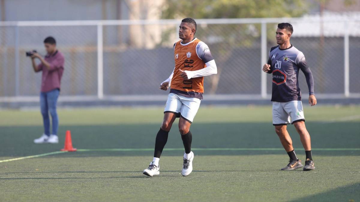 FOTOS: Carlo Costly se rehusa al retiro y así vive sus días como futbolista de Lone FC a sus 41 años de edad