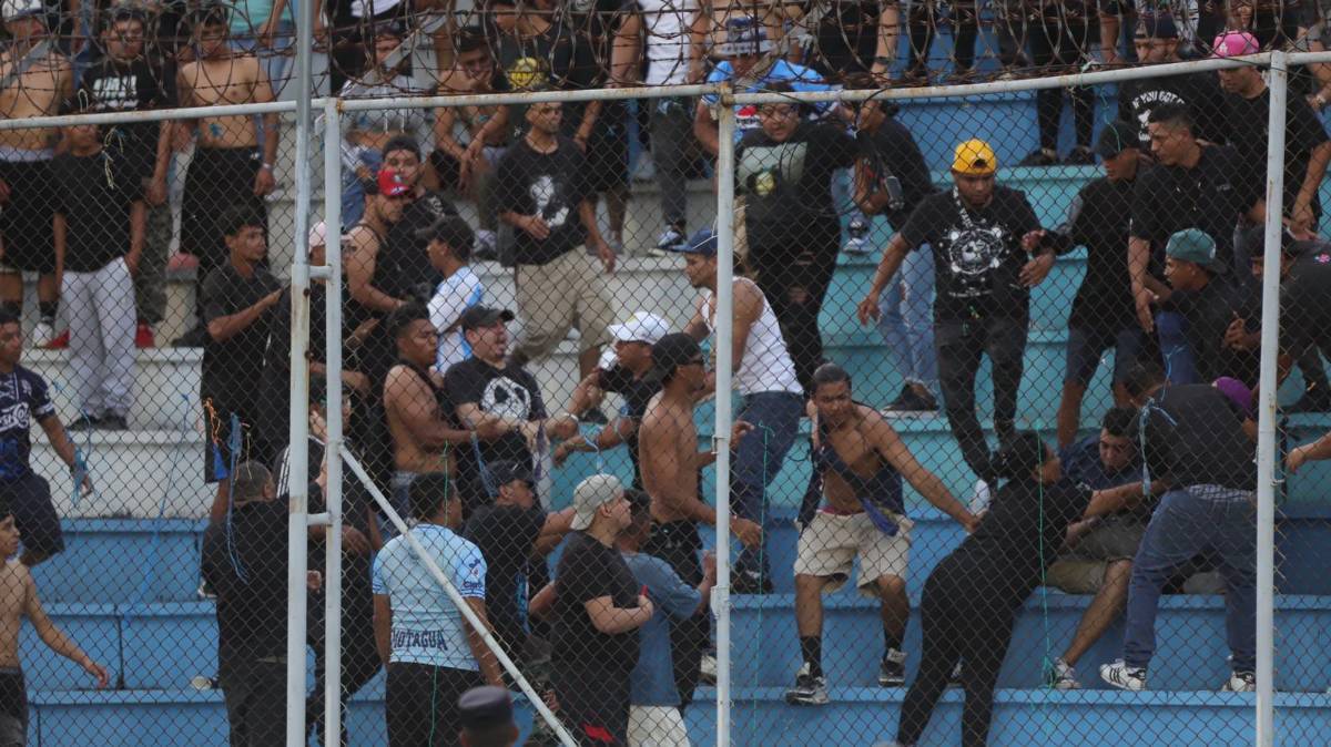 ¿Qué sucedió? Barristas del Motagua se pelean entre ellos en pleno clásico contra Olimpia en el Nacional