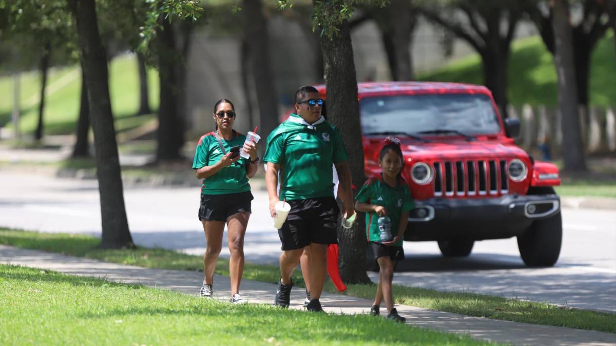 Bellas chicas y entusiasmo: aficionados de Honduras ponen a vibrar el NRG Stadium por la Copa Oro 2023