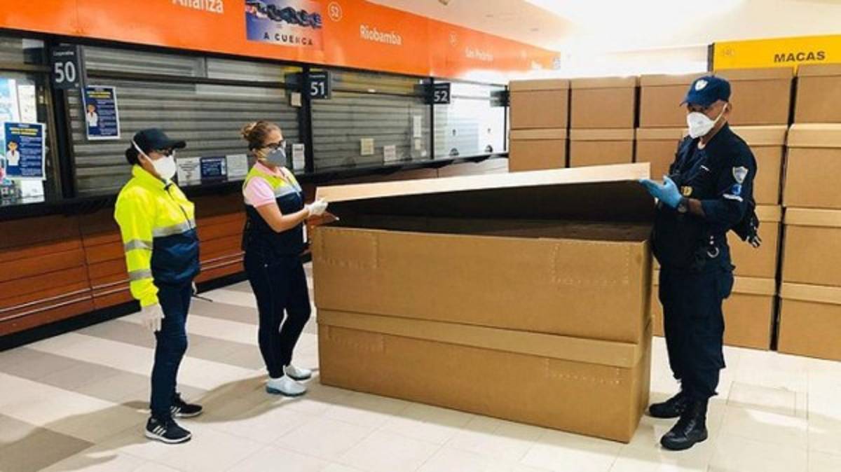 Horror en Ecuador: Los ataúdes de cartón para los muertos por coronavirus