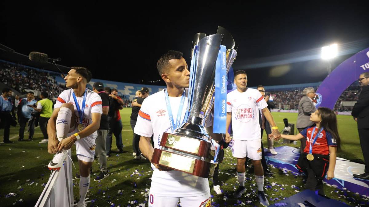 FOTOS: El que se robó el show en el festejo de Olimpia, el beso de Beckeles, legionarios presentes e invasión de cancha