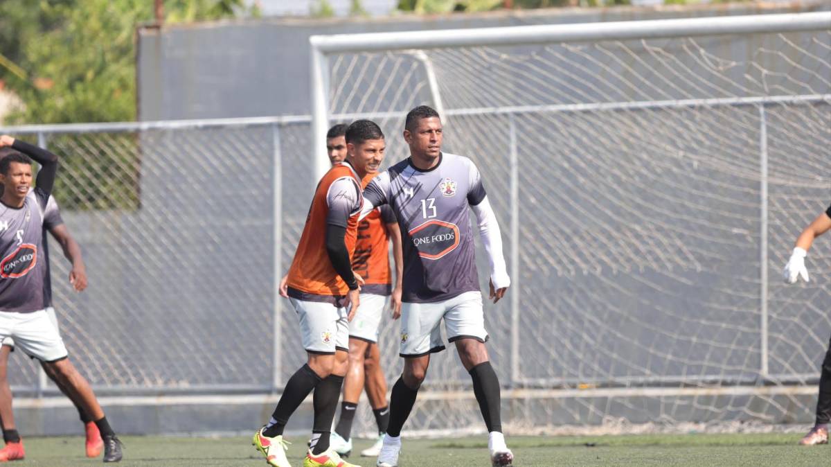 FOTOS: Carlo Costly se rehusa al retiro y así vive sus días como futbolista de Lone FC a sus 41 años de edad