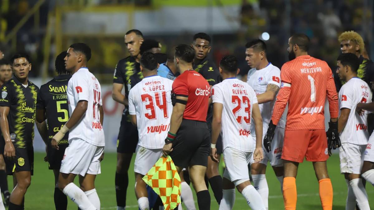 ¡Bronca en el clásico! Buba López estuvo incontrolable y el juego Real España vs Olimpia tuvo su nota negativa