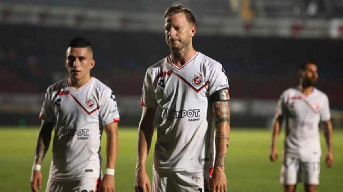 Durmiendo abajo del estadio y al borde del descenso: El calvario que vive el Veracruz de México